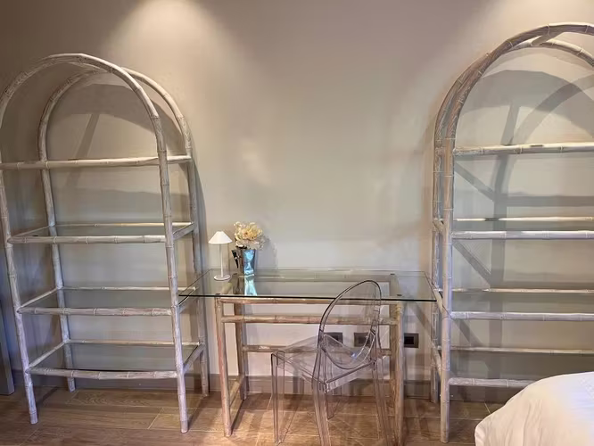 <p>Juego de estantería madera bambú con escritorio</p>