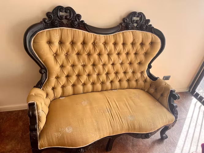 <p>Sillón para dos personas, modelo Victoriano</p>
