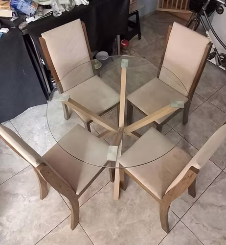 <p>Juego de comedor de vidrio.</p>