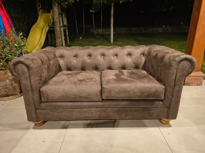 <p>Sofá capitoné dos cuerpos</p>