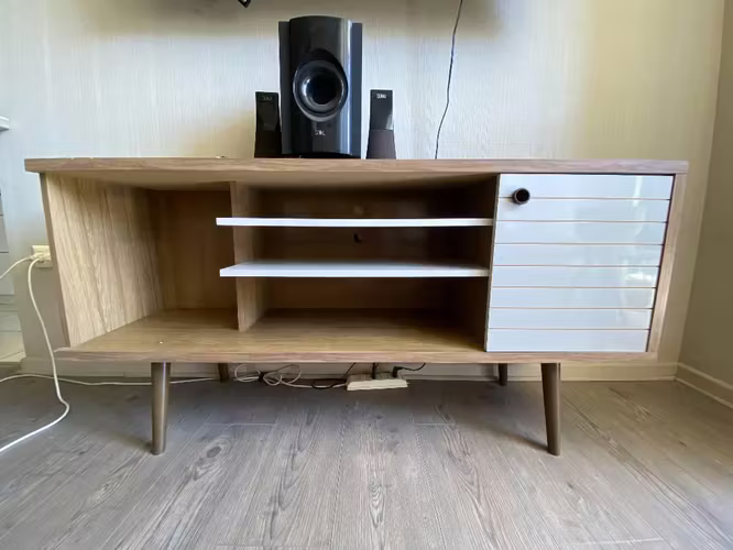 <p>Venta de Rack $40.000.- y TV de de 43' $40.000.-</p>