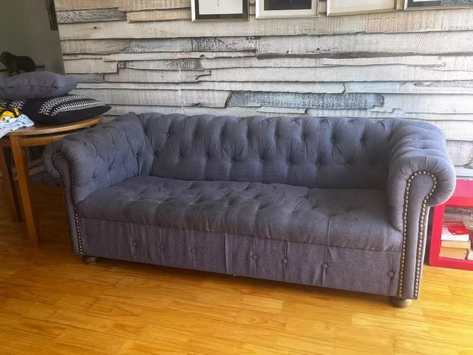 <p>Sofá chesterfield tela azulino</p>