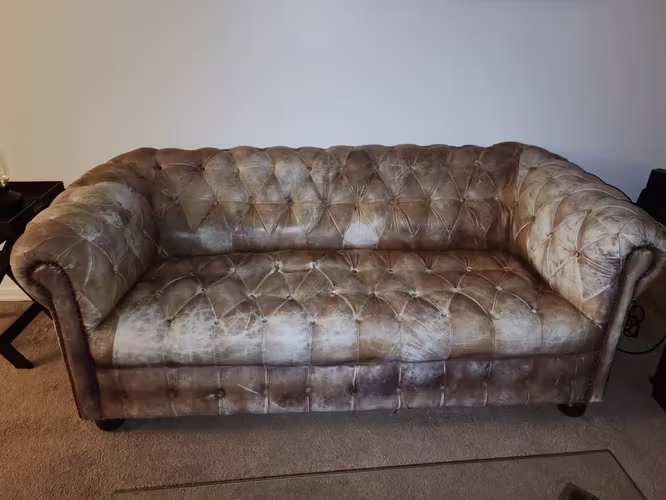 <p>SILLÓN 3 CUERPOS TAPIZADO EN CUERO CAPITONE (USADO)</p>