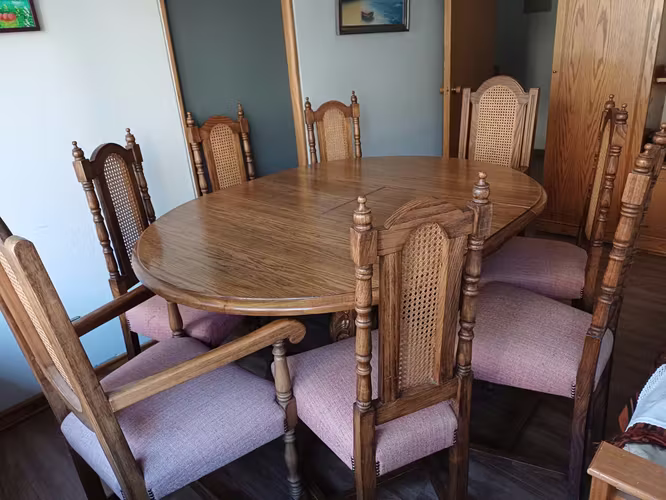 <p>Juego comedor extendible de encina, impecable. 6 sillas y 2 sitiales.</p>