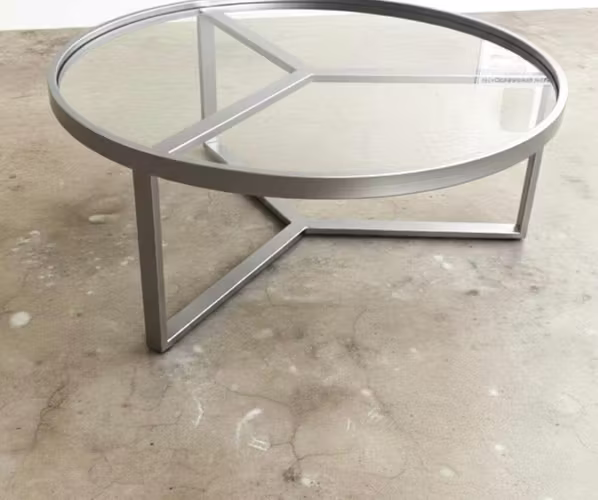 <p>Meza de centro grande de acero y vidrio</p>