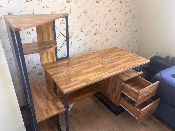 <p>Escritorio Amplio – Ideal Home Office / Estudio</p>