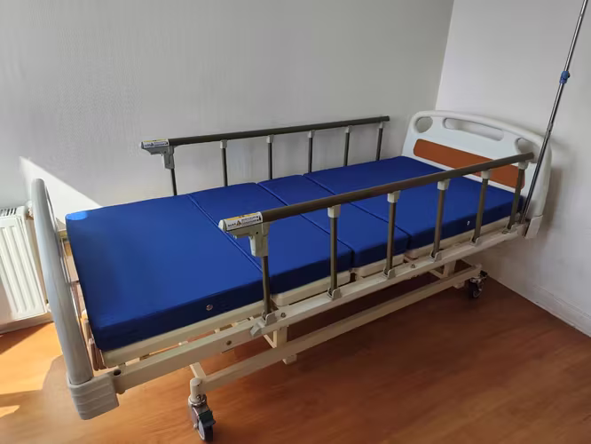 <p>Cama Adulto Mayor Manual 3 Pos Plus + Colchón Impermeable 10cm</p>