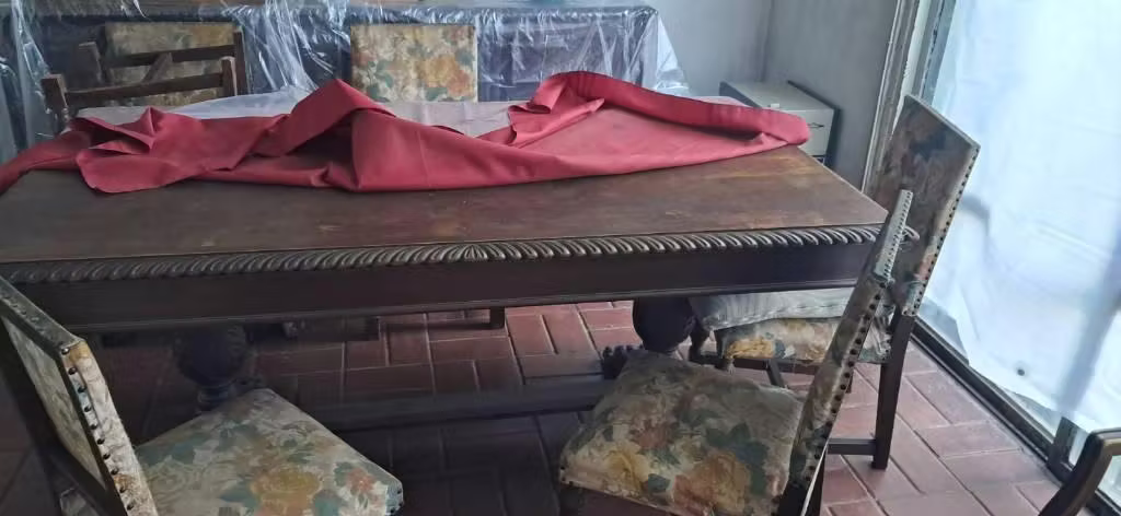 <p>antiguedad, comedor , bife y sillas</p>