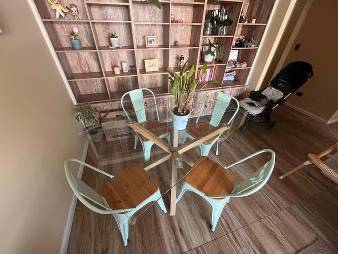 <p>Vendo comedor 4 sillas impecable</p>