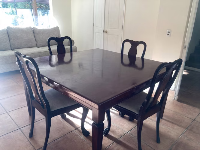 <p>Vendo  Comedor Caoba</p>