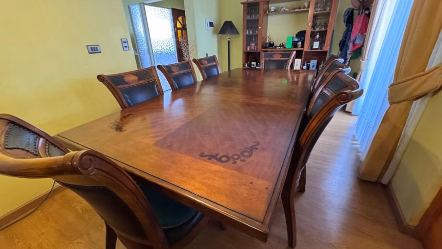 <p>Comedor 6 sillas 2 sitiales</p>