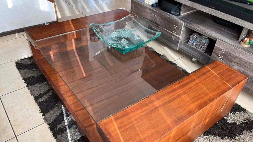 <p>Mesa de centro en madera raulí y Vidrio</p>