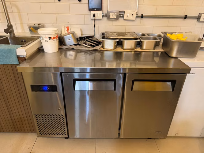 <p>SE VENDE MESON REFRIGERADOR</p>