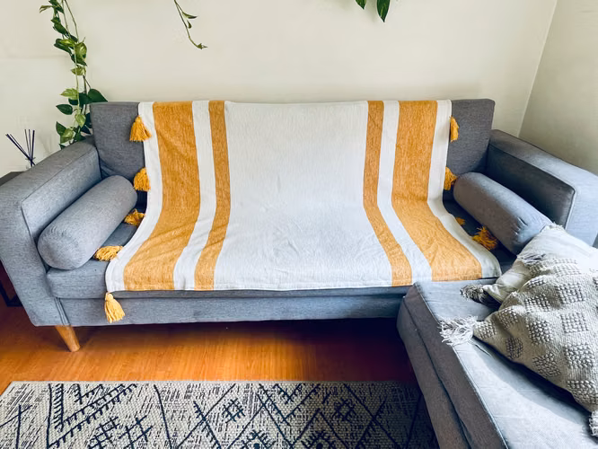 <p>Sofá de 3 cuerpos con camastro, gris, semi nuevo</p>