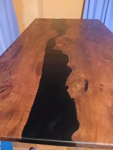 <p>Mesa artesanal de resina epoxica en Rauli.</p>