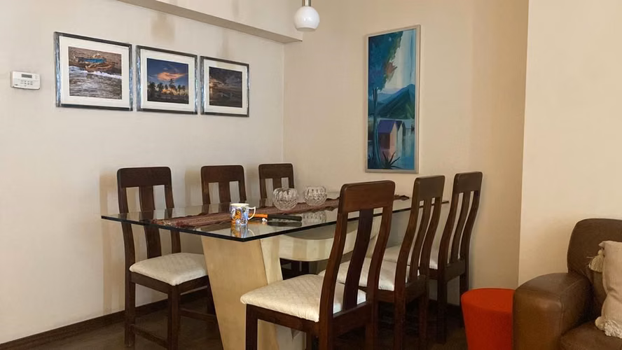 <p>Mesa con cubierta de vidrio y soporte madera de lenga con 6 sillas.</p>