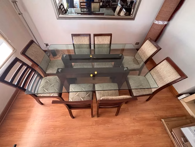 <p>Comedor de 8 sillas vendo por cambio de casa</p>