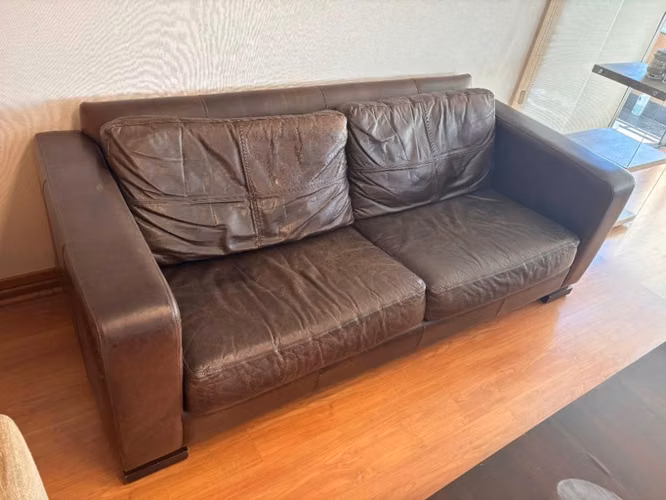 <p>Sofa de cuero 100 % natural</p>