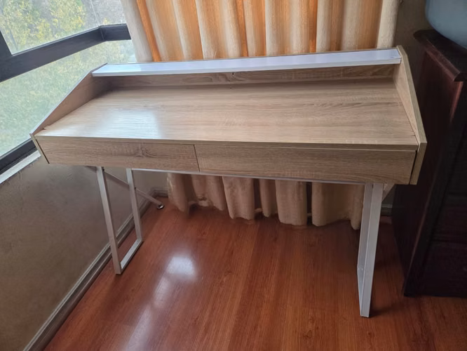 <p>Escritorio de madera</p>