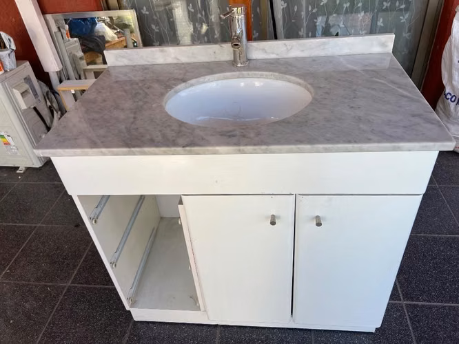 <p>Vanitorio con llave y cubierta marmol</p>