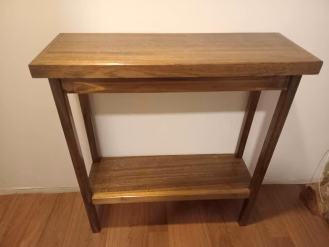 <p>Vendo hermosa mesa de arrimo nueva</p>