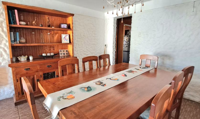 <p>Comedor de madera, 8 puestos + Mueble buffet grande con estantería.</p>