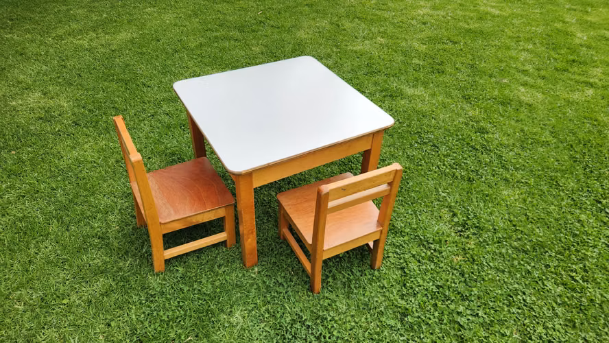 <p>Mesa de parvulos con 2 sillas</p>