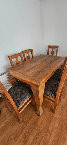 <p>Comedor 6 comensales, de madera pino</p>