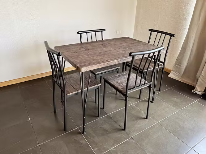 <p>Comedor 4 sillas 75x110x70 cm</p>