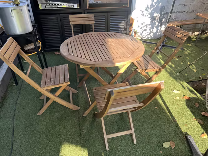 <p>Mesa De Jardín + 4 Sillas (plegable) - Madera (Usado)</p>