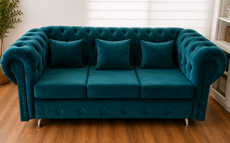 <p>Sofá Chesterfield 3 cuerpos en terciopelo verde petróleo</p>