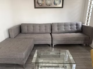 <p>juego de sillones con mesa de centro</p>