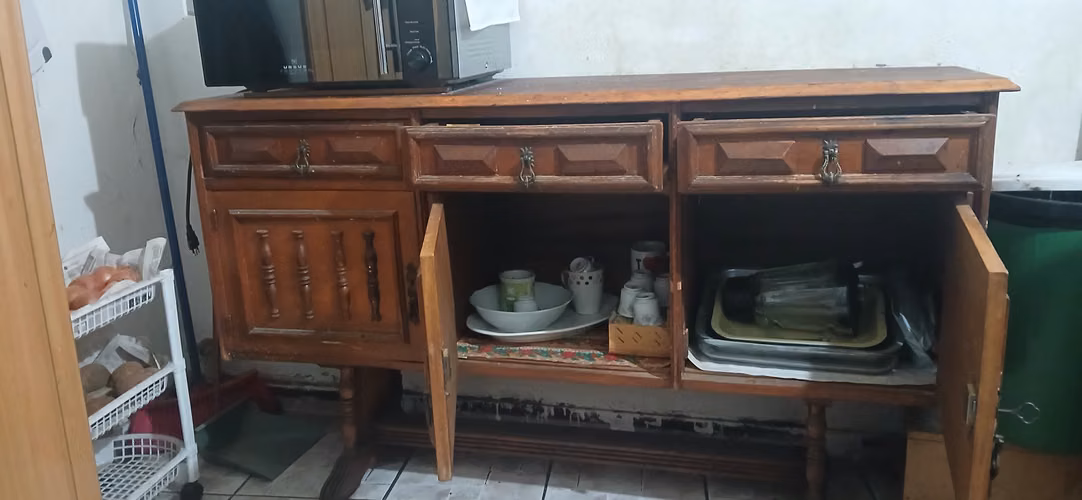 <p>Mueble antiguo de madera</p>