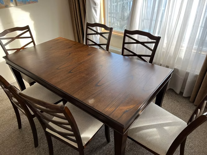 <p>Juego de Comedor con 6 sillas</p>