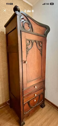<p>Mueble de madera antiguo restaurado como bar</p>