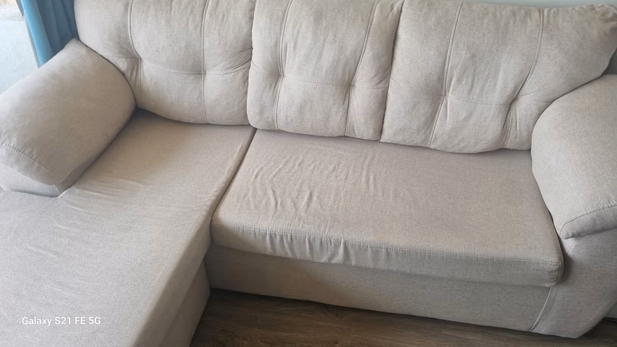 <p>Sofá Tipo L Color Beige – Excelente Estado</p>