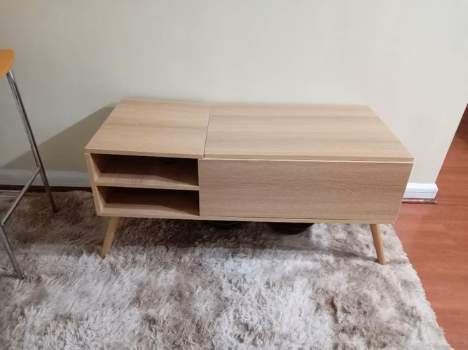 <p>Mesa de Centro Elevable con Almacenamiento – Excelente Estado</p>