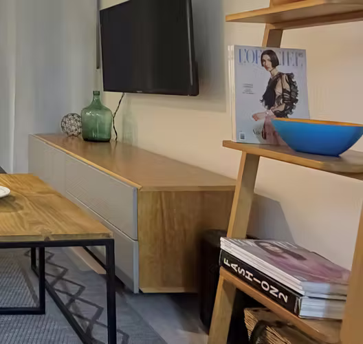 <p>Mueble para TV estilo nórdico madera y gris – 150 cm aprox.</p>