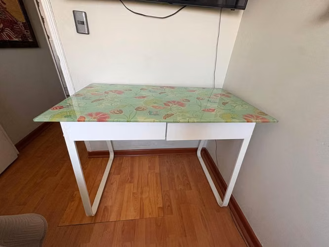 <p>Escritorio usado como nuevo cubierta de vidrio</p>