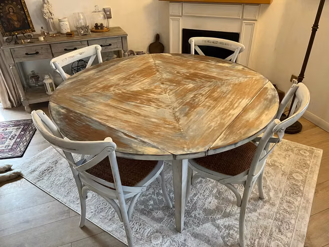 <p>Mesa de comedor redonda extensible + 6 sillas</p>