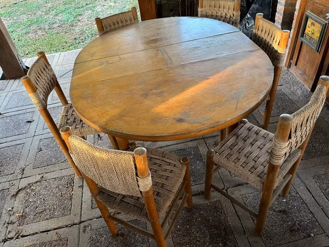 <p>Comedor  extensible de madera  , con seis sillas.</p>