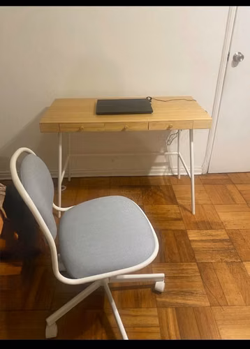<p>Escritorio y silla</p>
