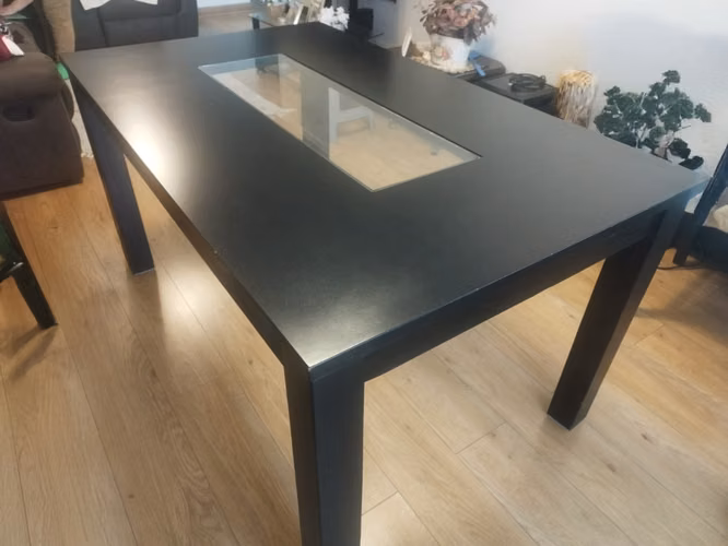 <p>Comedor de madera (mesa) más dos sillas</p>