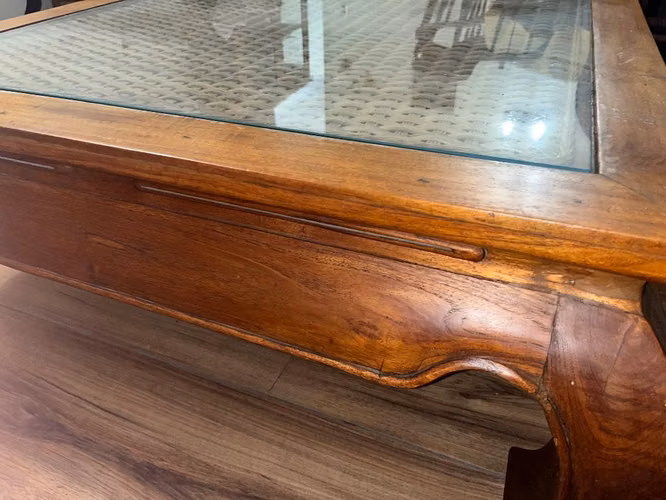 <p>Mesa de centro excelente estado vidrio madera y ratan</p>