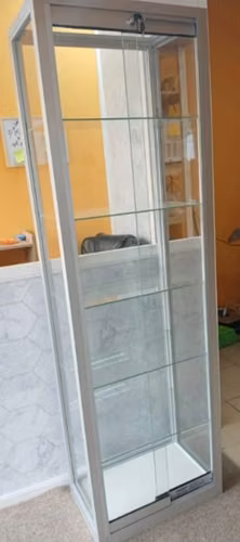 <p>SE VENDE VITRINA DE VIDRIO</p>