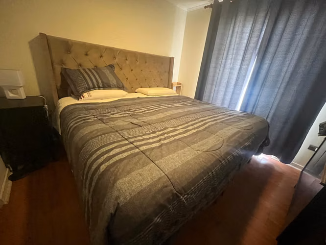 <p>cama con colchon y respaldo SUPER KING</p>