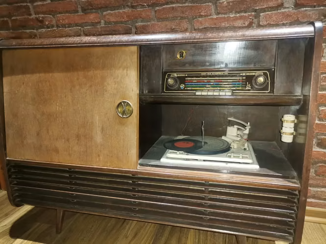 <p>Radiola Mueble Antiguo Vintage con Tocadiscos Garrad & Radi</p>