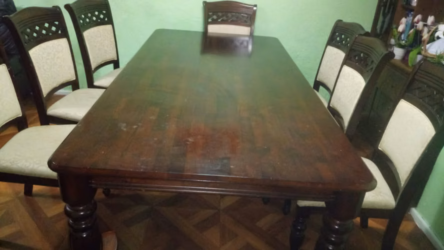 <p>mesa de madera para 8 personas</p>