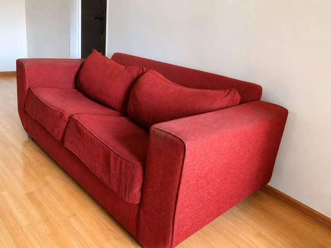 <p>Sofá 2 cuerpos. Tela roja burdeos diseño moderno (usado)</p>