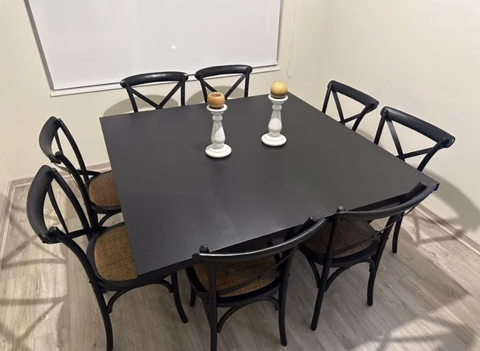 <p>Comedor 140x140 6-8 personas madera sólida negro</p>